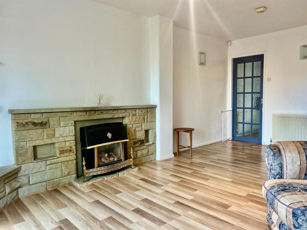 Living Room / Dining Area: