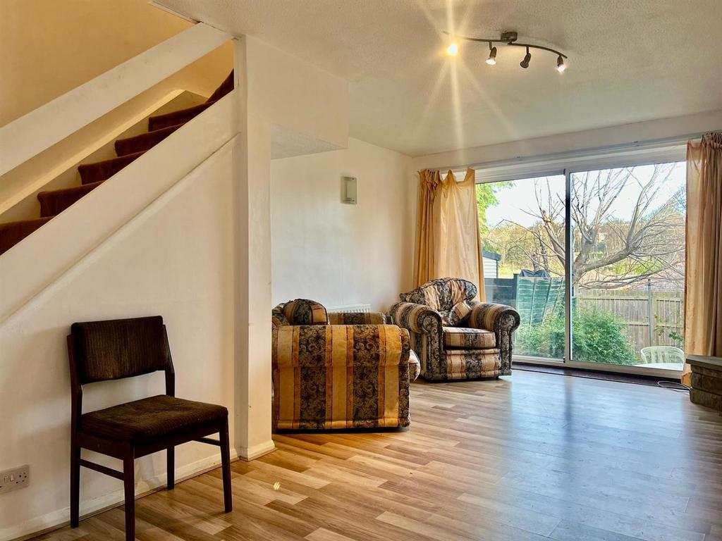 Living Room / Dining Area: