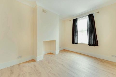 3 bedroom end of terrace house for sale, Besley Street, London SW16