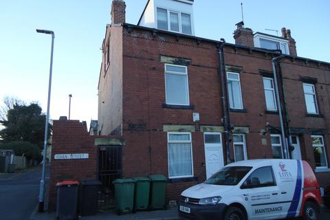 3 bedroom end of terrace house to rent, Oban Street, Leeds LS12