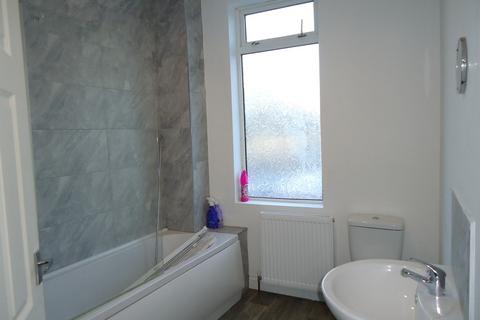 3 bedroom end of terrace house to rent, Oban Street, Leeds LS12