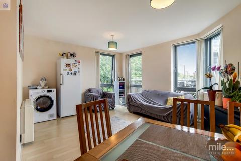 1 bedroom ground floor flat to rent, Lanacre Avenue, London