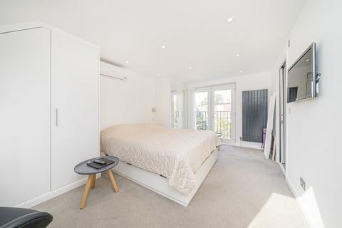 4 bedroom semi-detached house to rent, Wilcox Road, Teddington