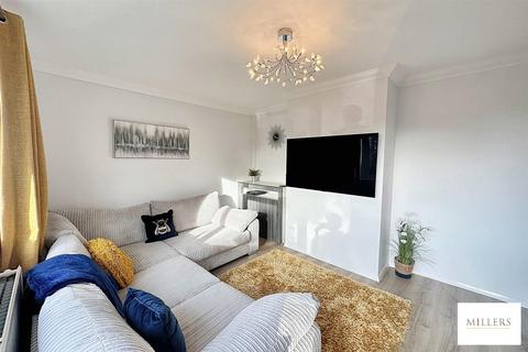 2 bedroom flat to rent, Lincolns Field, Epping.