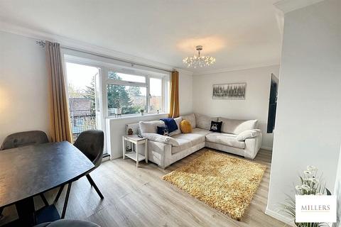 2 bedroom flat to rent, Lincolns Field, Epping.