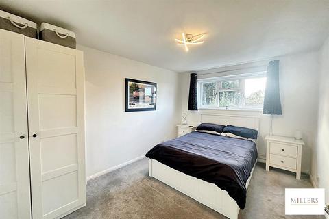 2 bedroom flat to rent, Lincolns Field, Epping.