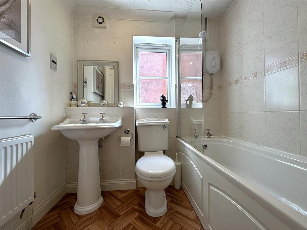 Family Bathroom 306