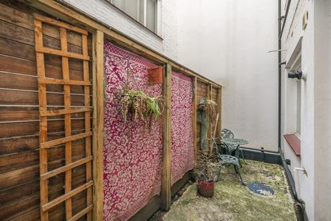 2 bedroom flat for sale, Linden Gardens, London