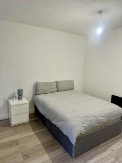 Studio to rent, Great North Way, London NW4