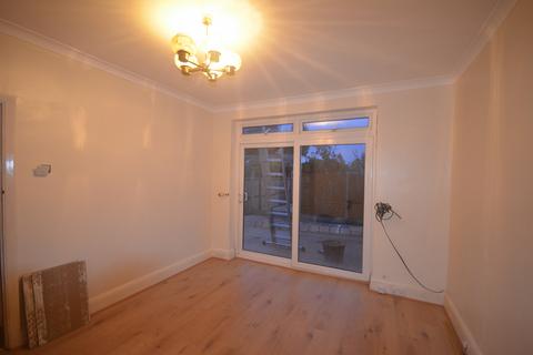 3 bedroom terraced house to rent, Selwyn Avenue, IG3 8JP