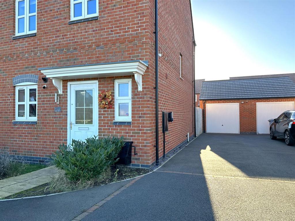 GARAGE & Multi-Car Driveway 084