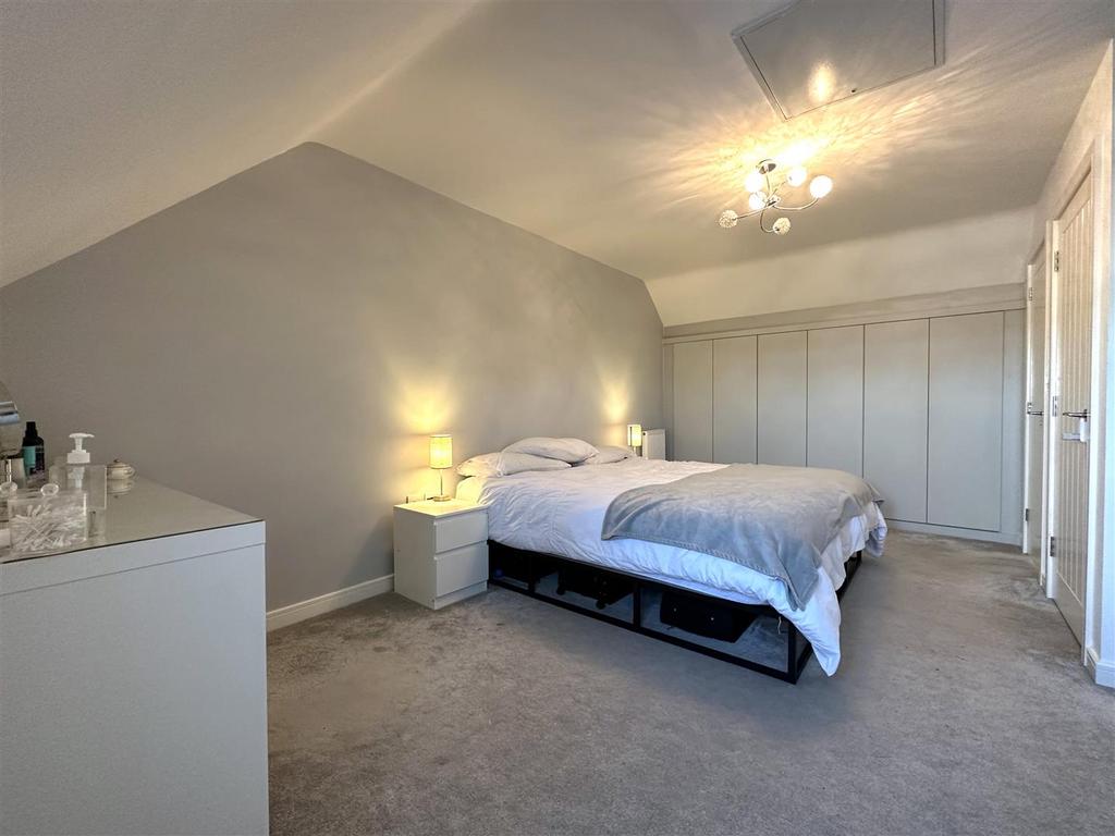 Master Bedroom With Fitted Wardrobes 657