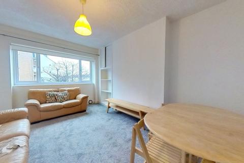 3 bedroom flat to rent, Thornwood Drive, Glasgow, G11