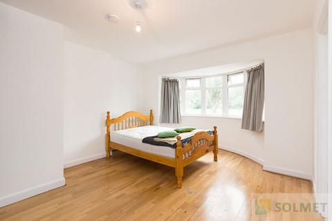 Studio to rent, Kendal Road, London NW10