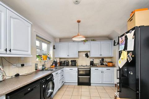 60 Godfreys Gardens, Bow, Crediton, EX17 6HT