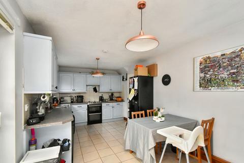 60 Godfreys Gardens, Bow, Crediton, EX17 6HT