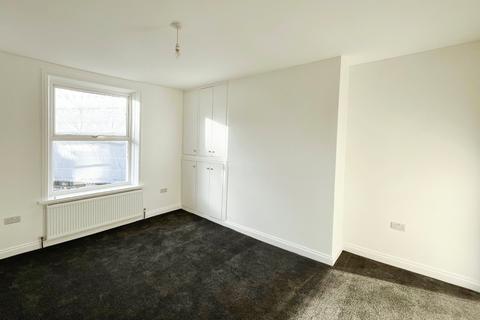 4 bedroom end of terrace house to rent, Pine Street, West Yorkshire HX1