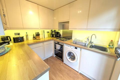 3 bedroom terraced house to rent, Bolding House Lane, Woking GU24