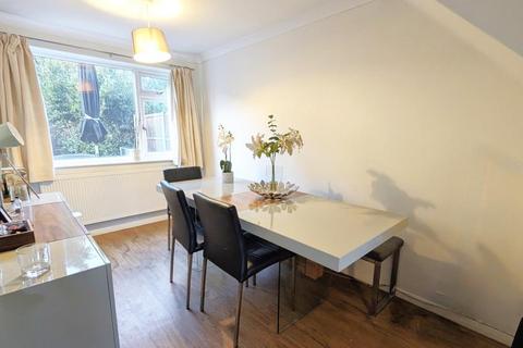 3 bedroom terraced house to rent, Bolding House Lane, Woking GU24