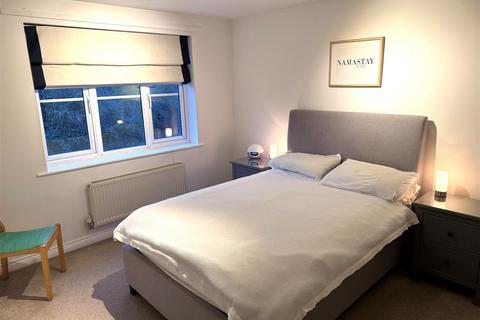 undefined, Queens Court, Bennington Drive, Borehamwood WD6 4UE