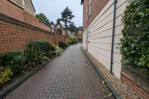 2 bedroom flat to rent, Albury Road, Guildford, Surrey