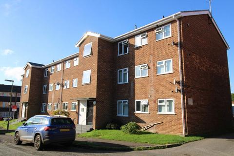 2 bedroom flat to rent, Dollis Drive, Farnham GU9