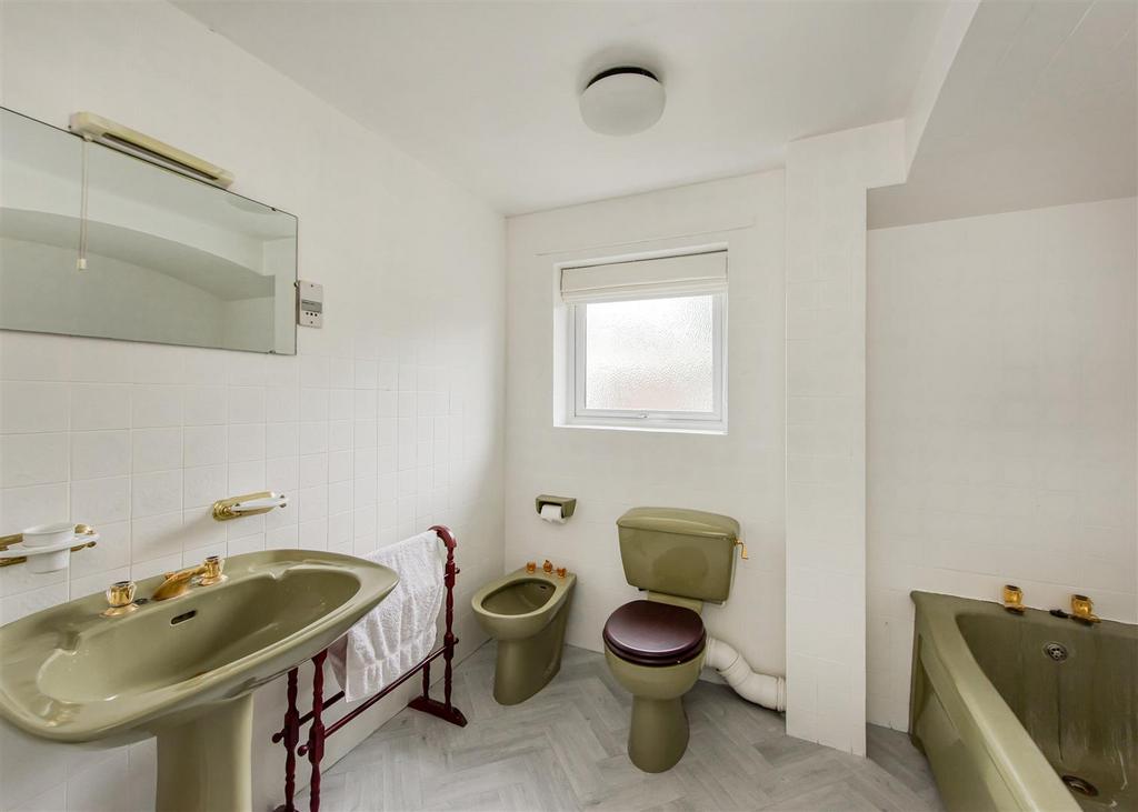 18 Maythorn Gardens bathroom.jpg