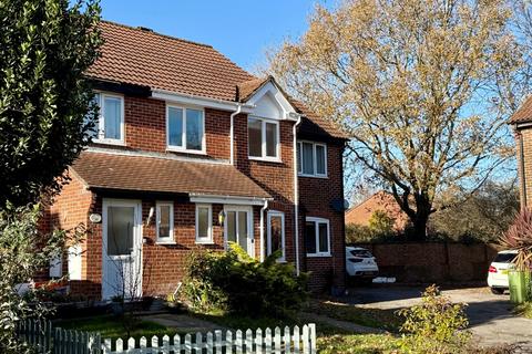 3 bedroom terraced house to rent, The Hurdles, Hampshire PO14