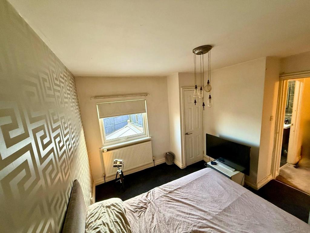 Bedroom 1.jpg