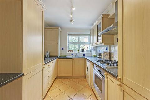 2 bedroom flat for sale, Balham High Road, London SW17