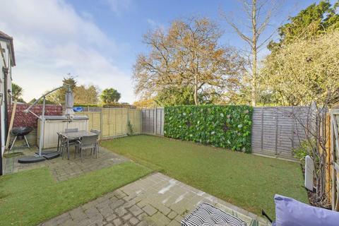 3 bedroom flat for sale, The Vale, London NW11