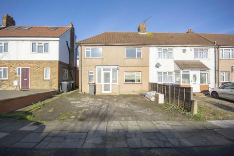 3 bedroom terraced house to rent, Sturgess Avenue, Hendon NW4