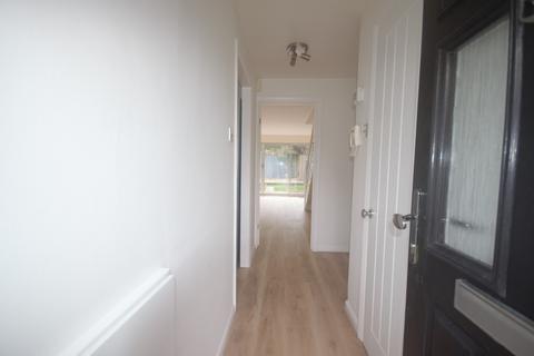 3 bedroom terraced house to rent, Long Green, IG7 4JE