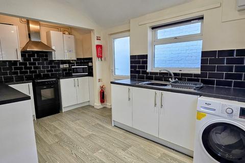 3 bedroom terraced house to rent, Wellington Street, Kettering NN16