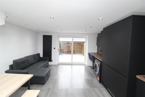 6 bedroom house to rent, May Street, Cardiff CF24