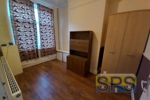 2 bedroom terraced house to rent, Thornton Road, Stoke-on-Trent ST4