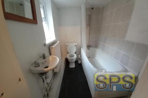 2 bedroom terraced house to rent, Thornton Road, Stoke-on-Trent ST4