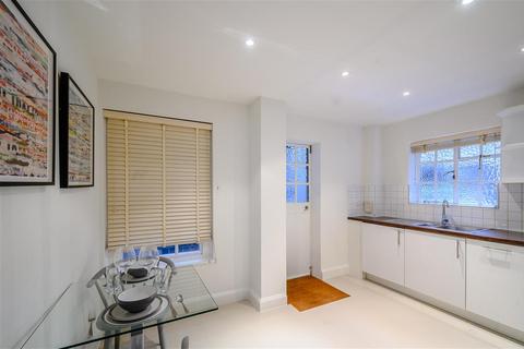 2 bedroom flat to rent, Fulham Road, SW3