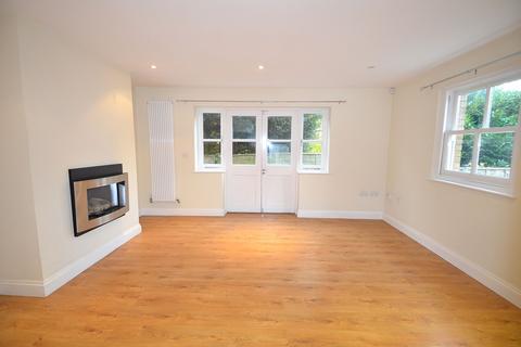 3 bedroom semi-detached house to rent, Beulah Hill, Crystal Palace SE19