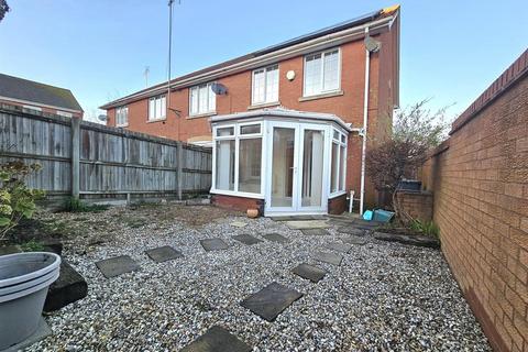 3 bedroom end of terrace house for sale, Harness Close, Hempsted, Gloucester