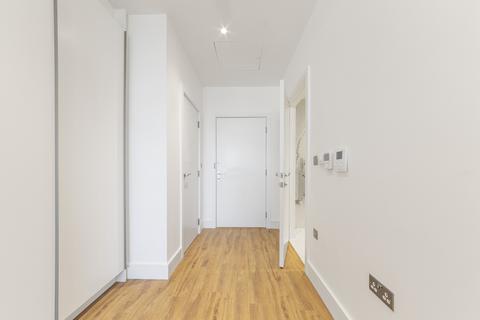 Studio to rent, Westgate House, London W5