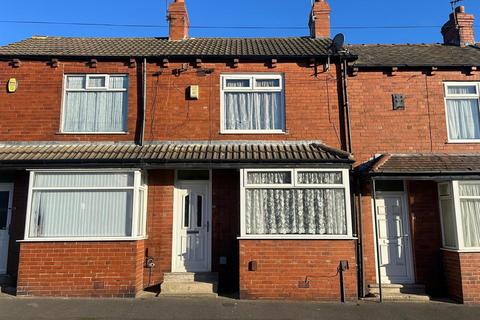 2 bedroom townhouse to rent, Nora Terrace, Bramley, Leeds