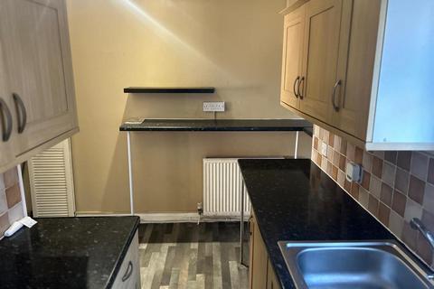 2 bedroom townhouse to rent, Nora Terrace, Bramley, Leeds