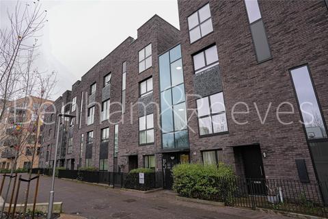 28 Prospect Row, London, E15 1FX