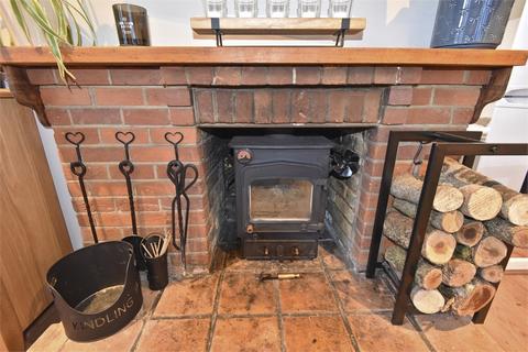 2 bedroom cottage for sale, Quainton Road, Waddesdon, Buckinghamshire.