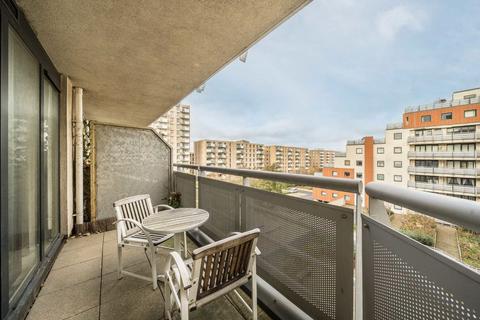 2 bedroom flat to rent, Wards Wharf Approach, London E16