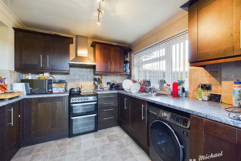 3 bedroom semi-detached house for sale, Ingram Avenue, Aylesbury, Buckinghamshire