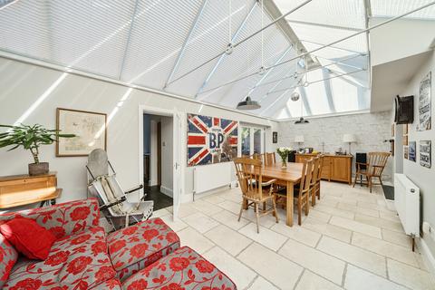 10 Corrie Road, Addlestone, KT15 2HT