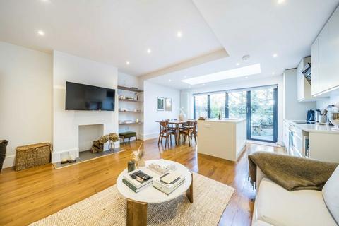 2 bedroom flat to rent, Fernside Road, London SW12