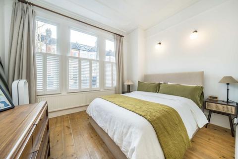 2 bedroom flat to rent, Fernside Road, London SW12